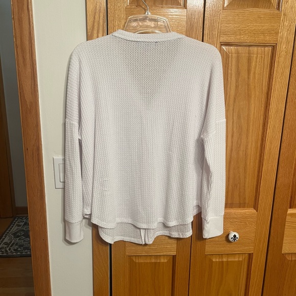 White button front top Tommy Hilfiger SZ L Thermal texture v neck long s… - Picture 6 of 12
